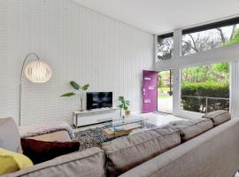 Sunny Mid Century Modern with Parking Patio and Fenced Yard by Lodgewell，位于奥斯汀的乡村别墅