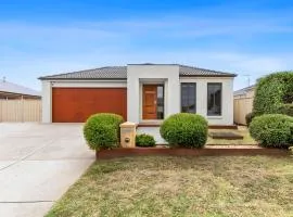 Chifley Place - Cool Suburban Crib!