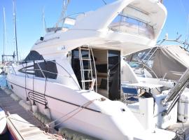 Luxury Yacht Kamikara，位于圣米格尔德阿沃纳的船屋