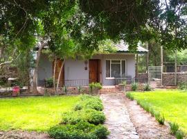 Immaculate 2-Bed Garden Cottage in Beaufort West，位于博福特西的别墅