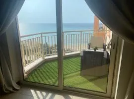 ريفان بيتش شقه 3 غرف على البحر يتطلب عوائل فقط