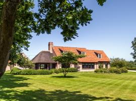 Hoeve den Akker - luxueuze vakantiewoningen met privétuinen nabij Brugge, Damme, Knokke, Sluis en Cadzand，位于达默丹姆高尔夫球场附近的酒店