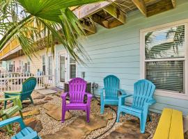 Near Beach and Golfing Port Aransas Condo with Deck，位于阿兰瑟斯港的酒店