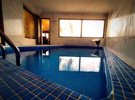 El Aprisco, con piscina climatizada en Hueva-Guadalajara，位于Hueva的度假短租房