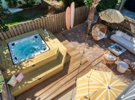 Luxury Beach House 3 Blocks from the Beach with Hot Tub a Fire Pit Outdoor Oasis，位于卡纳维拉尔角的酒店