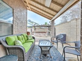 Peoria Home with Patio, 2 Mi to Sports Complex!，位于皮奥里亚的酒店