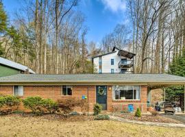 Asheville Area Bungalow Near Biltmore Estate，位于Arden的带停车场的酒店