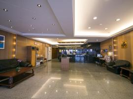 均英商务饭店，位于台南的酒店