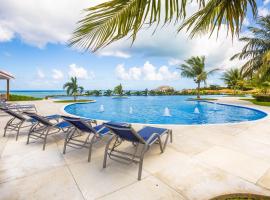 Pristine Bay Villa 1304 with large pool - 3 bedroom condo，位于罗阿坦的带停车场的酒店
