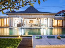 Lovely Canggu 4BR Private Pool Villa with Sundeck! 10mins to Beach，位于坎古的无障碍酒店