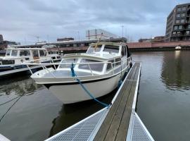 Süsses Motorboot - Bremen Überseestadt，位于不莱梅的带停车场的酒店