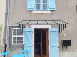 Jolie petite maison dans village fortifié