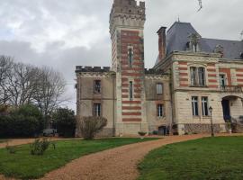 la tour carrée d'un chateau，位于Auzouer-en-Touraine的度假屋
