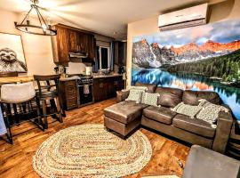 The Luminous Lodge-Remodeled Cabin W/ Valley Views，位于Santa Ysabel的酒店