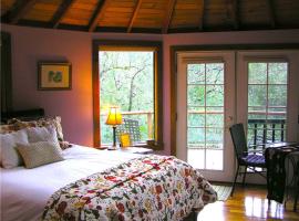 Bella Luna Mountain Retreat，位于圣罗莎的酒店