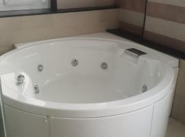 Royal Nest - Luxury Stay，位于浦那的带按摩浴缸的酒店