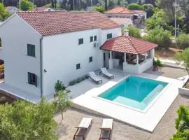 Stunning Apartment In Zrnovo With Wifi