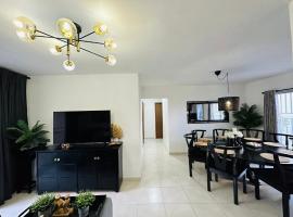 Beautiful Condo in La Romana with pool near Caleta Beach，位于拉罗马纳卡特琳娜岛附近的酒店