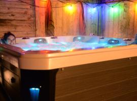 Roulotte Gîtes O bien-être massage Spa Séjour bien-être en hébergement insolite roulotte Karantez ou en gîtes Melon ou Yock à 800 m des plages，位于波尔斯波代的酒店