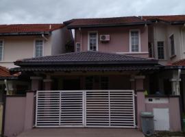 DAMAI HOMESTAY BANDAR ENSTEK，位于Kampong Chinchang的带停车场的酒店