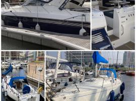 Entire Boat at St Katherine Docks 2 Available select using room options，位于伦敦港威大厦附近的酒店