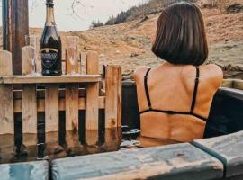 Ash Cabin with Hot Tub，位于巴茅思的酒店