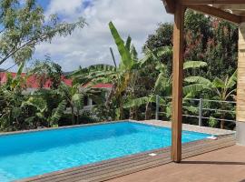 Noukatchimbe Bungalow avec piscine partagée pour 2 à 4 personnes，位于勒马兰的酒店