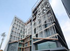 KOO HOTEL，位于Ban Bang Talat的酒店