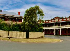 HISTORIC STAR LODGE and STATION MASTERS HOUSE NARRANDERA，位于纳兰德拉的酒店