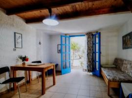 Exclusive Cottage in S West Crete in a quiet olive grove near the sea，位于帕琉乔拉的酒店