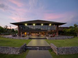 庄他武里高地橡树高尔夫度假村，位于Ban Thap Sai的带泳池的酒店