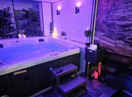 Luxury 9ine SUPER BEAUTIFUL JACUZZI APARTMENT WITH BALCONY，位于伯明翰的带按摩浴缸的酒店