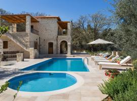 Luxury Crete Villa Villa Melpomeni Private Pool Private Playground 5 BDR Rethymno，位于Vederoi的酒店