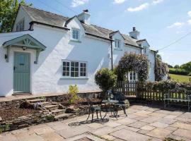 Cosy Country Cottage; Brecon Beacons，位于克里克豪厄尔的酒店