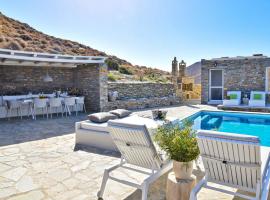 Luxurious & Stylish villa with a swimming pool, sea and sunset view.，位于伊利达的酒店