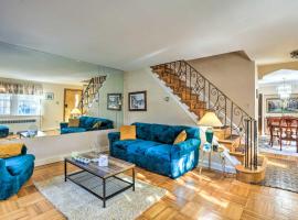 Yeadon Townhome with Porch, 7 Mi to Center City，位于Drexel Hill的酒店
