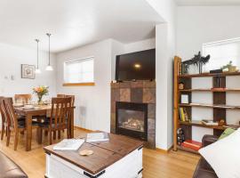 Heart of Bozeman Townhome with Patio Near MSU，位于博兹曼的酒店