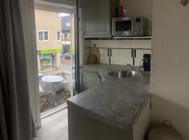 city-apartment een hele verdieping voor jezelf midden in het centrum，位于阿珀尔多伦阿珀尔多伦车站附近的酒店