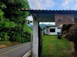 Acogedora casa campestre, con parqueadero privado，位于Nimaima的酒店