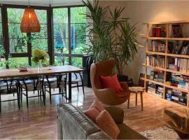 Spacious villa with an outdoor pool in Černošice，位于Černošice的酒店