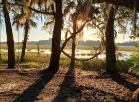 Secluded Tiny House by the Marsh with Hunting Island Beach Pass，位于St. Helena Island的酒店