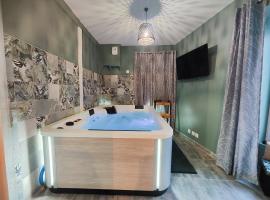 Jacuzzi privatif - Suite Amazonie - 1 ou 2 chambres，位于Chaumes-en-Brie的公寓