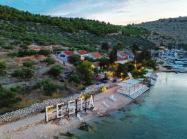 Glamping resort Fešta Kornati，位于Pristanišće的豪华帐篷