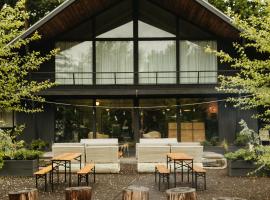 The Woodhouse Lodge，位于Greenville的酒店