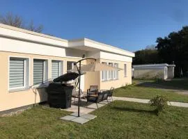Moderne Ferienwohnungen mit Terrasse, Pool, Wallbox & Spielplatz in den Götzer Bergen - ideal für Ihren Berlin-Besuch und auch für Gruppen bis zu 40 Personen geeignet