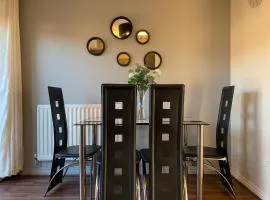 House - 10min to City Centre - Sleeps 4 - Parking