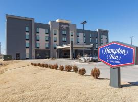 Hampton Inn Mustang，位于Mustang的酒店