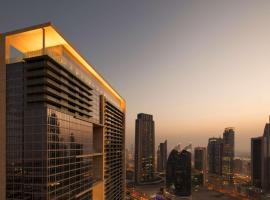 Waldorf Astoria Dubai International Financial Centre，位于迪拜阿联酋塔地铁站附近的酒店