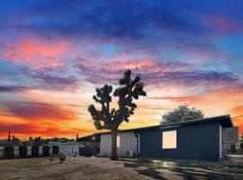 Desert Serenity in Yucca/Joshua Tree w/AC & Fire pit，位于丝兰谷的酒店