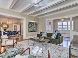 Immaculate Birmingham House with Covered Porch!，位于伯明翰的酒店